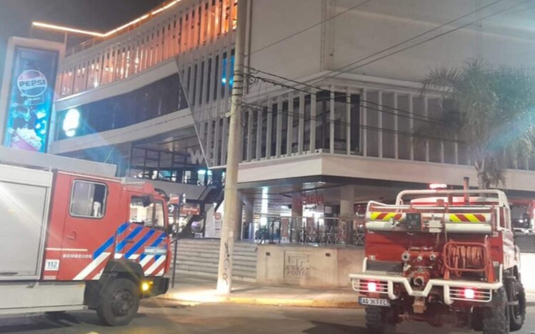 Más de 50 evacuados en el incendio del Shopping Wo de Villa Carlos Paz