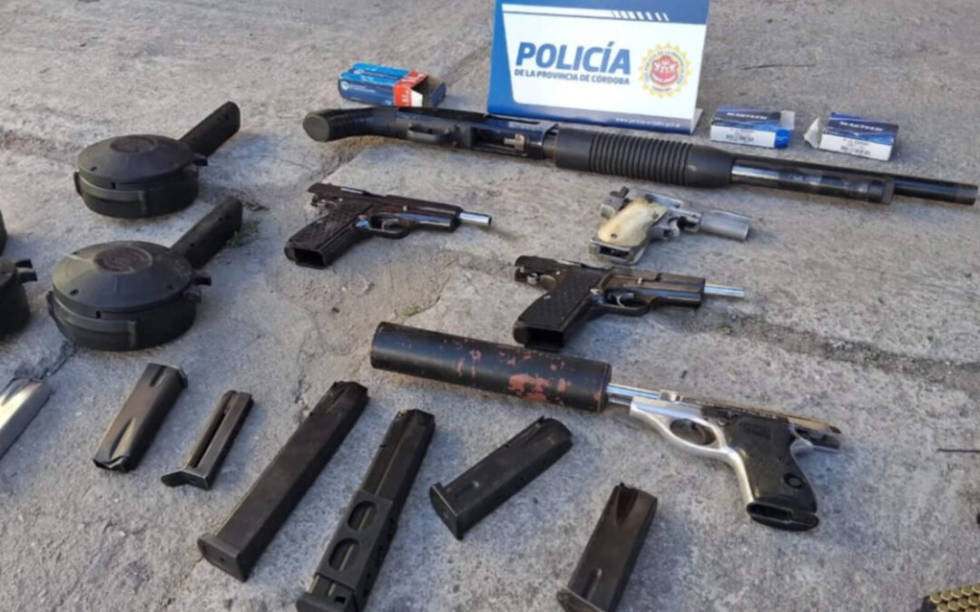 Detienen a un hombre con un impresionante arsenal en Unquillo: qué le encontraron