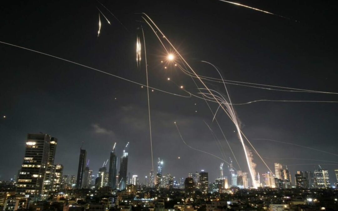 Irán lanza más de 100 misiles balísticos contra Israel: Apuntan contra los civiles