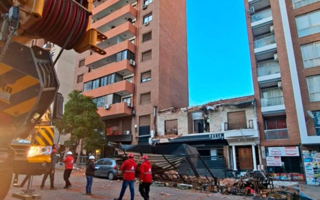 Córdoba: tras 27 días, comenzó la demolición del edificio que colapsó en barrio Güemes