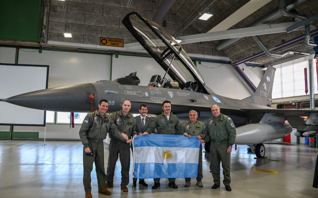 pilotos-argentinos-estan-entrenando-para-aprender-a-manejar-los-aviones-de-caza-f16