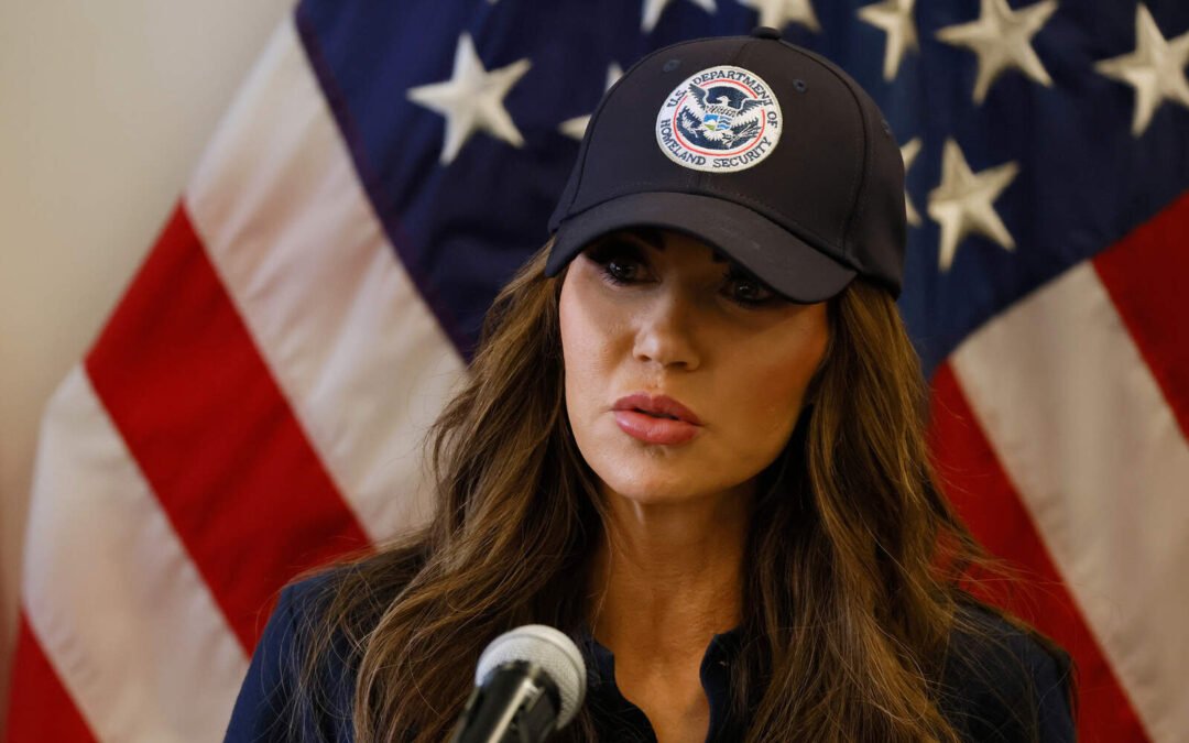 La secretaria de Seguridad Nacional, Kristi Noem, debió ser internada de urgencia