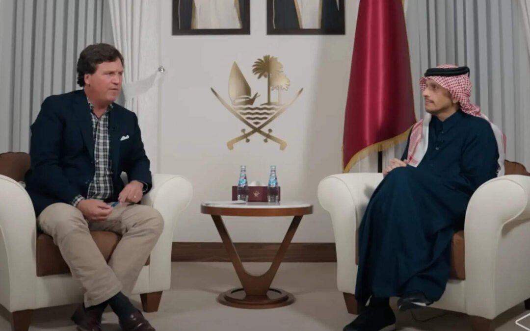 Desde enero, Tucker Carlson es financiado por Qatar y pasó a ser opositor de Trump