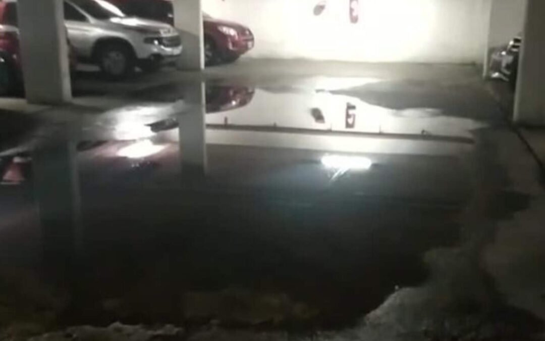 Colapso cloacal en pleno centro de Córdoba: familias aisladas en su propio edificio