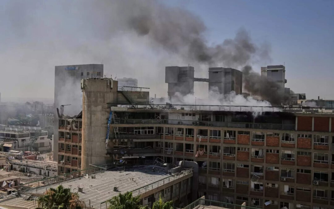El régimen terrorista de Irán bombardeó un hospital en Israel dejando varios heridos