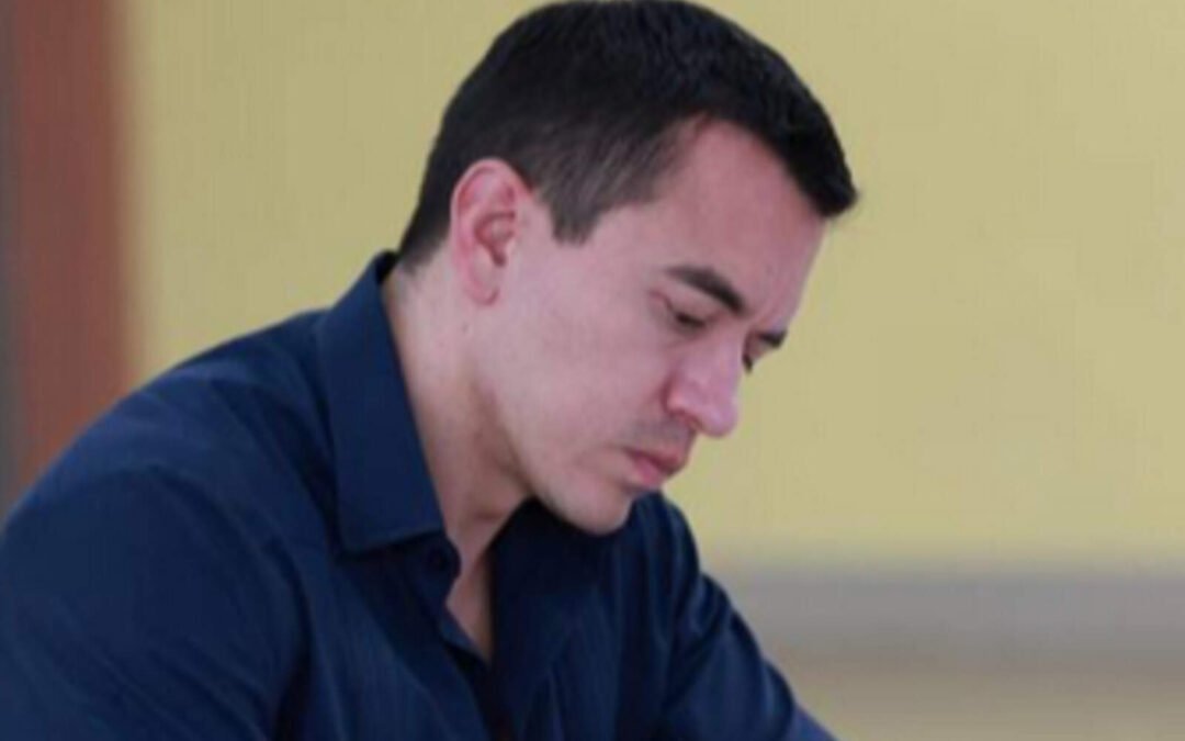 El presidente Noboa restringió seguros privados y autos de lujo en el sector público