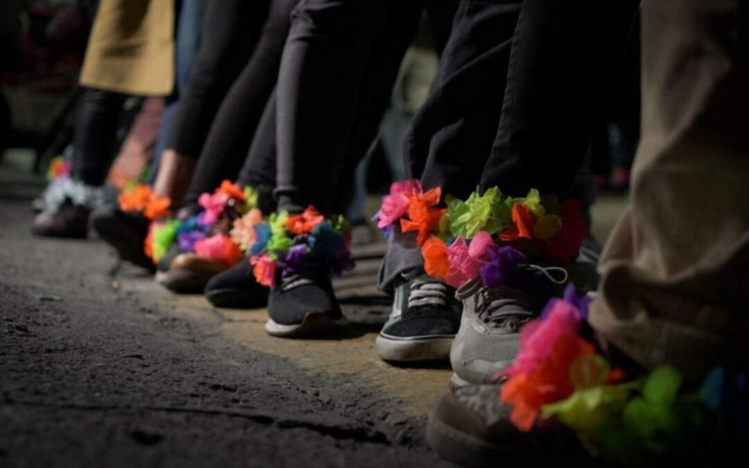 Delirio kirchnerista: los militantes imitan a CFK usando tobilleras de flores