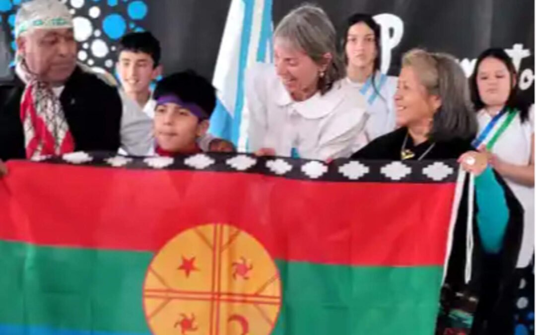 Escándalo en el Día de la Bandera: obligaron a niños a izar la bandera mapuche