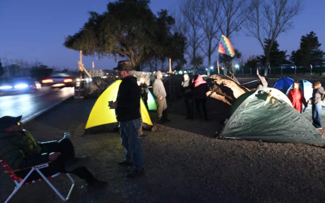 Activismo sin raíces en Córdoba: vecinos acampan para frenar una obra vial necesaria