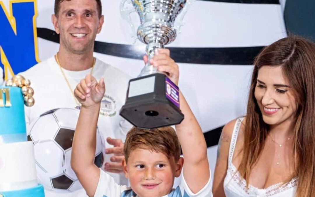 Así fue el cumpleaños de Santi, el hijo del Dibu Martínez, con temática de Selección