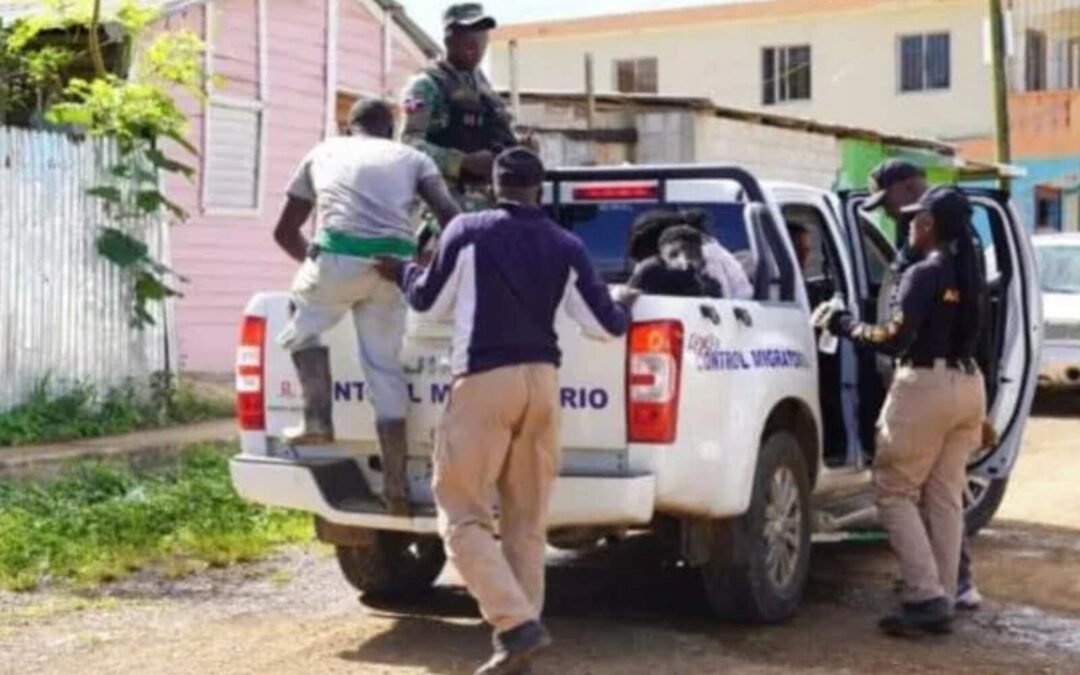 Haitianos ilegales atacan violentamente a agentes de migración