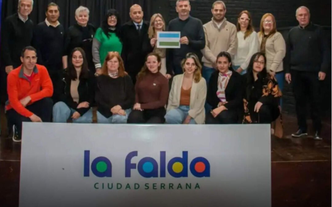 Africanizando La Falda: su nueva bandera es similar a la de Sierra Leona