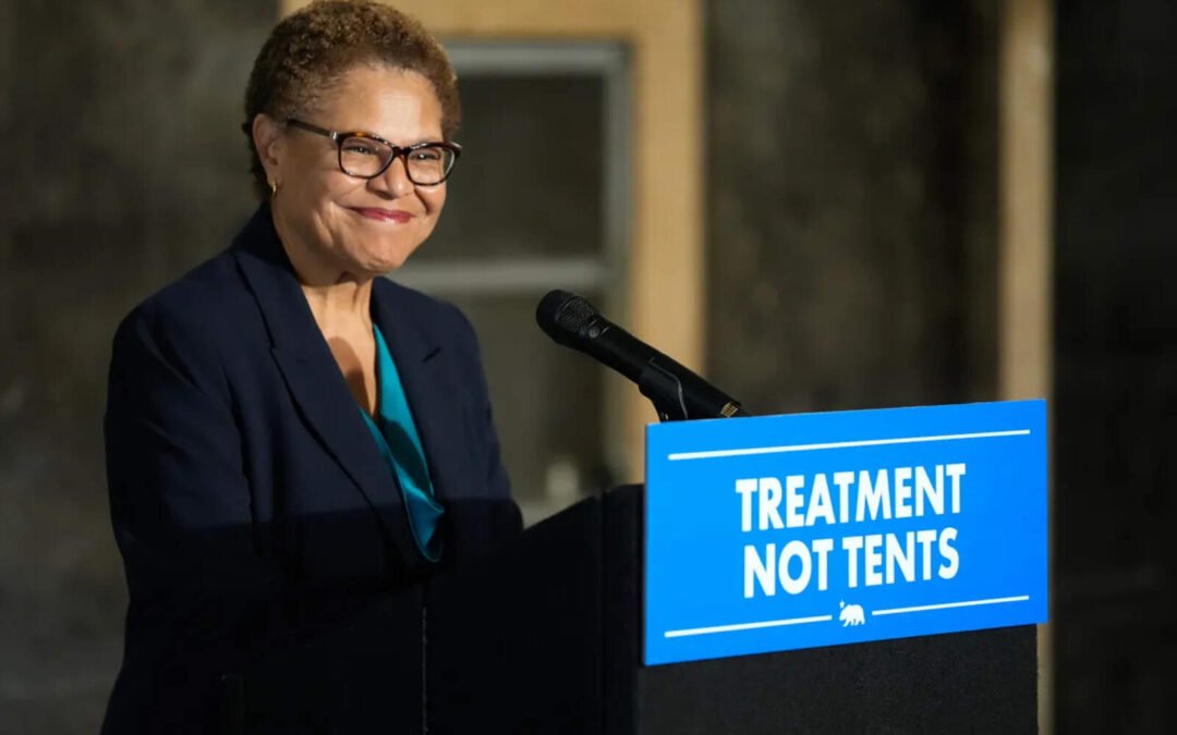 La delirante alcaldesa de Los Ángeles firmó un decreto para regalar dinero a ilegales