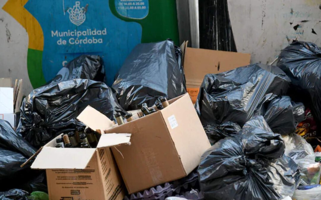 Córdoba capital colapsada por la basura: el 70% no se recogió en pleno finde turístico