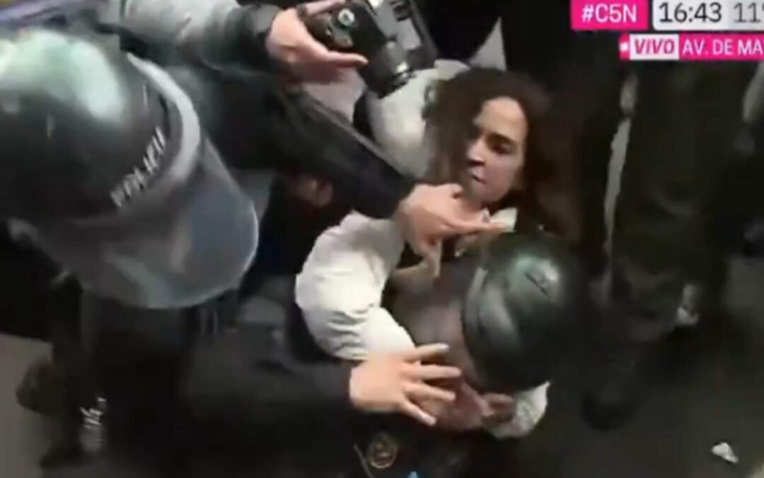 Terroristas de izquierda atacaron brutalmente a la policía en el Congreso