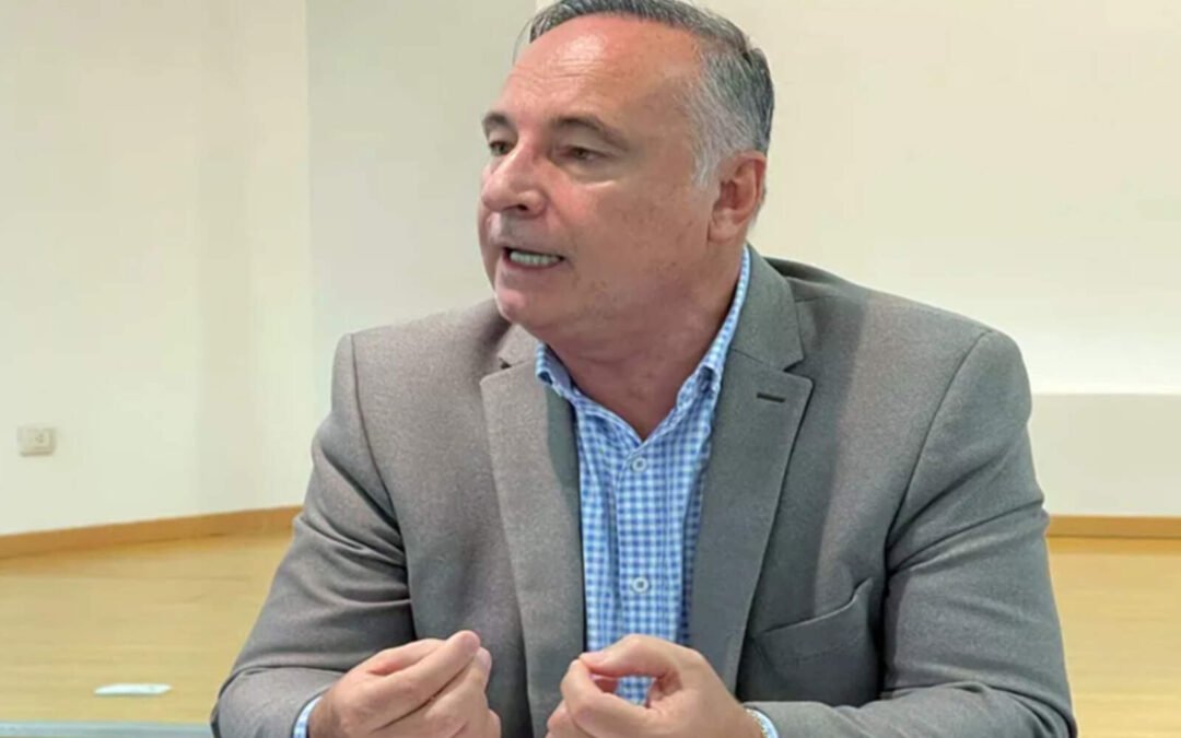 Accastello descubrió el ajuste: ahora debe recortar lo que antes defendía