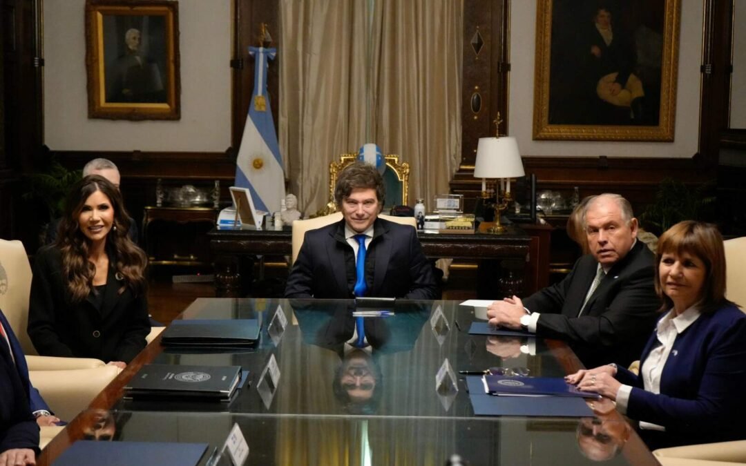 Javier Milei recibió a la secretaria de Seguridad Nacional de EEUU, Kristi Noem