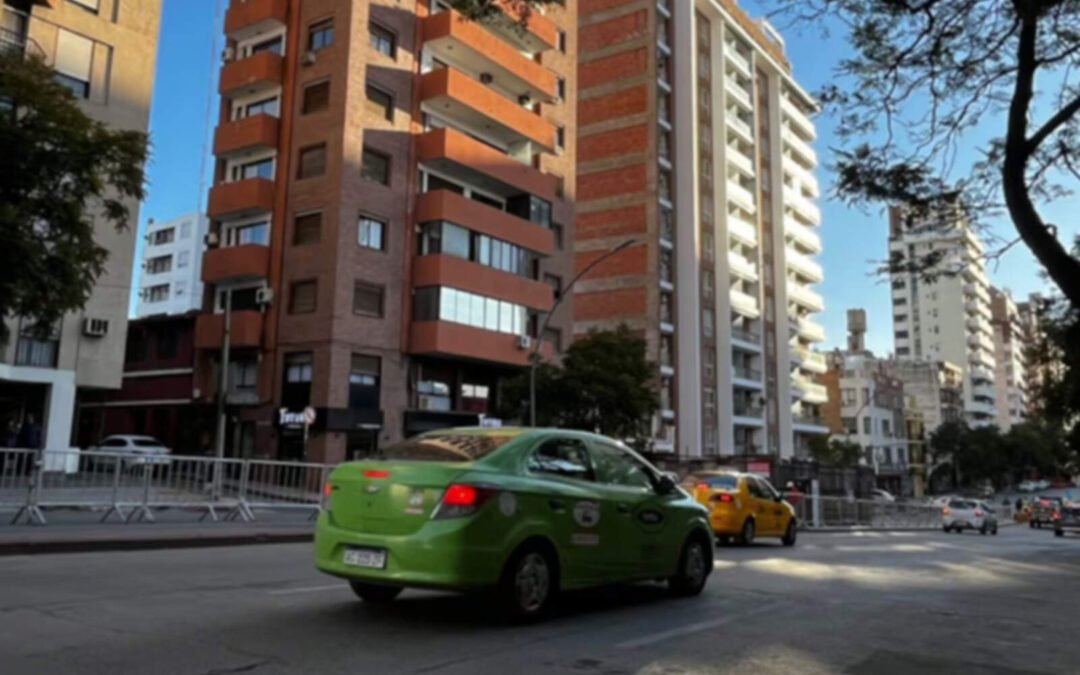Habilitan un carril de Bv. San Juan tras finalizar la obra de demolición del edificio