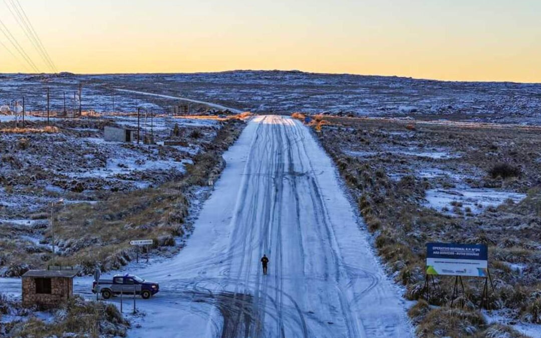 Córdoba: quién es el joven que se metió al agua helada en plena nevada