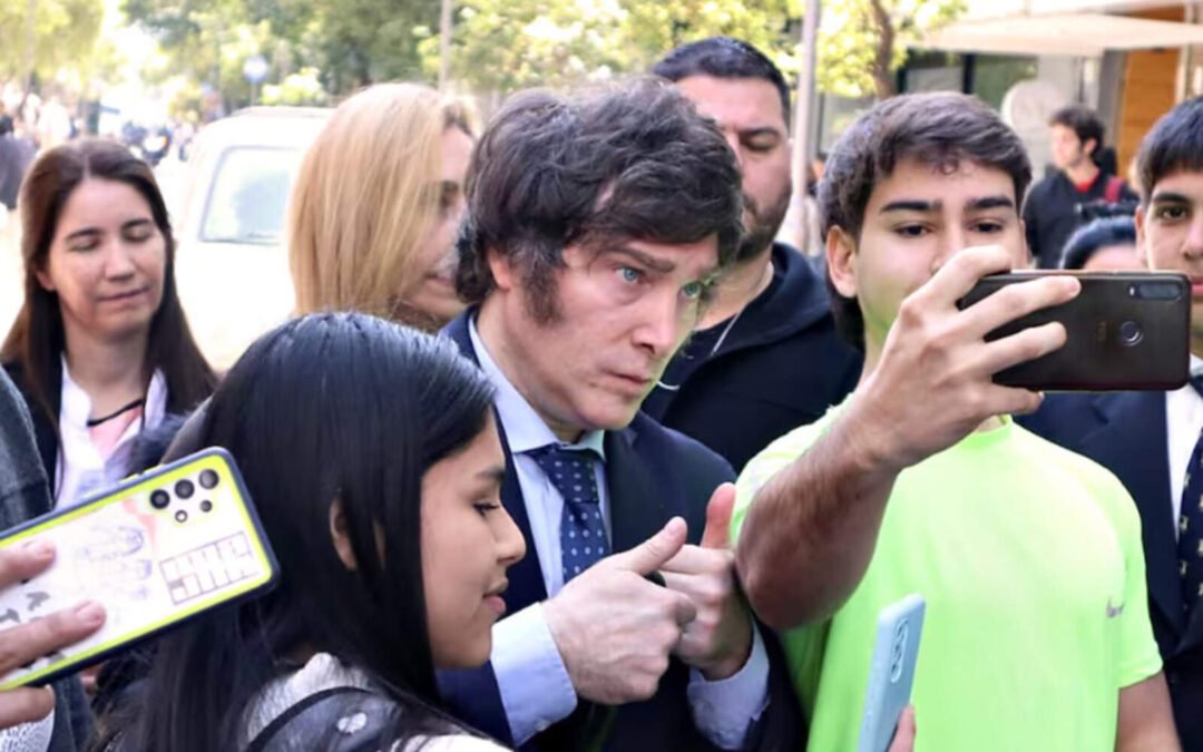 Milei arrasa entre los jóvenes: Una encuesta lo ubica con el 48% de intención de voto