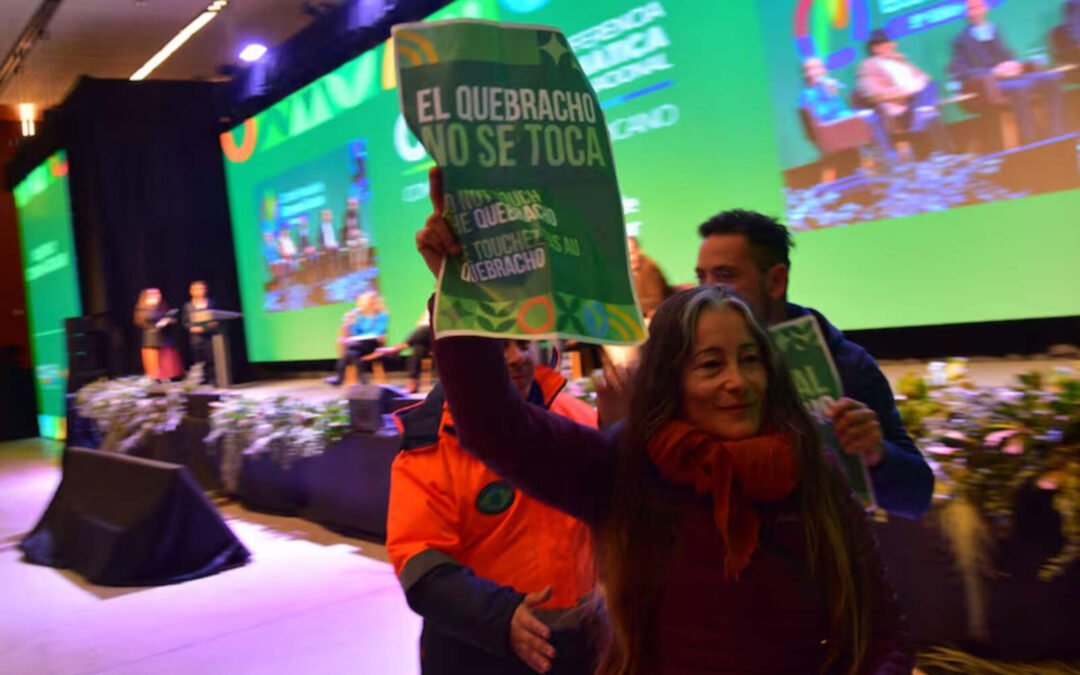 Córdoba: ridículos ambientalistas boicotearon su circo verde a los gritos por un árbol