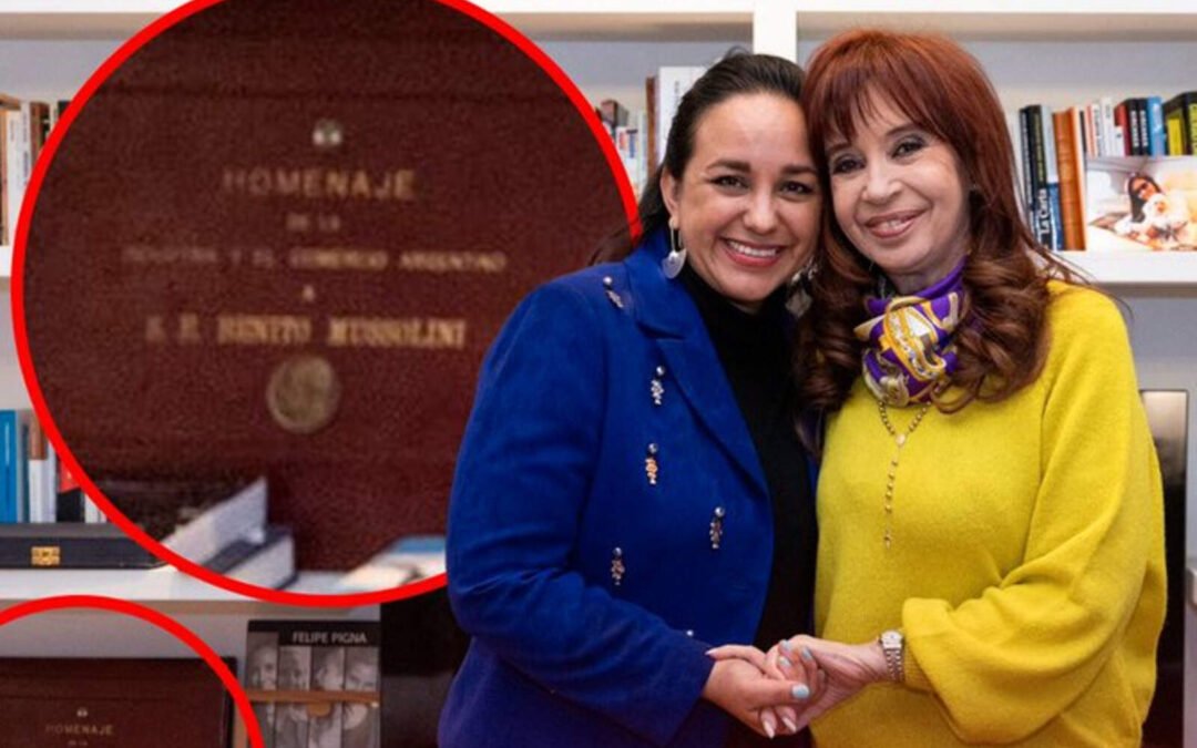 Cristina Kirchner exhibe en su living un libro nefasto en homenaje a Benito Mussolini