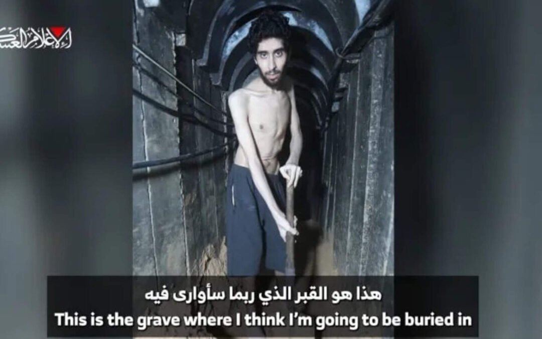 Hamas difunde un video de un secuestrado raquítico obligado a cavar su propia tumba