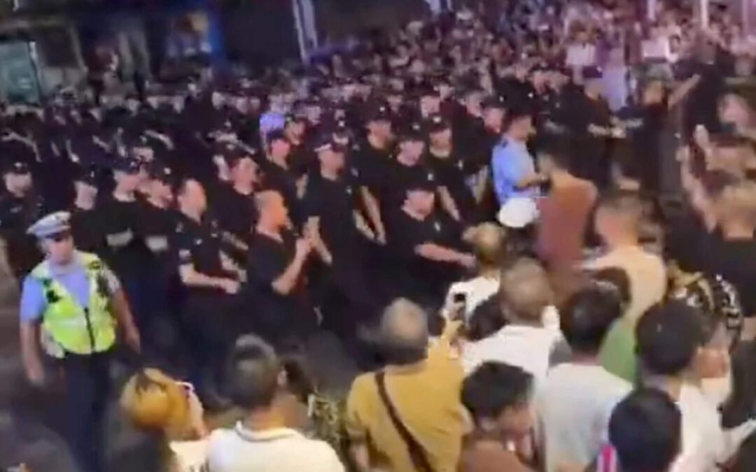 El régimen chino reprimió brutalmente una protesta pacífica tras un caso de bullying