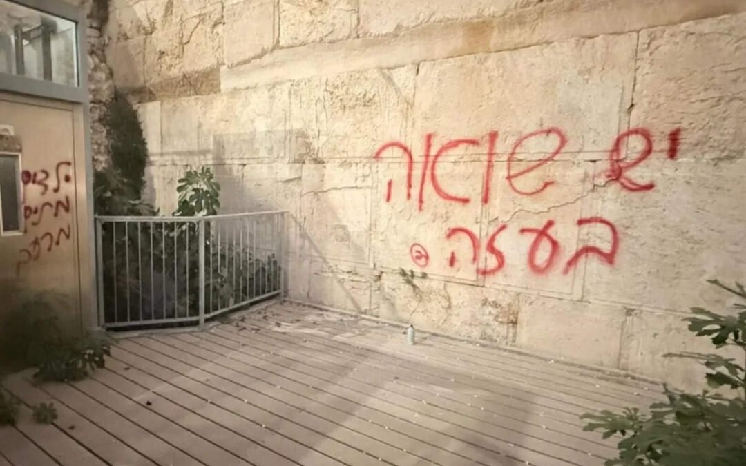 Pintadas antisemitas en el Muro de los Lamentos y en la Gran Sinagoga de Jerusalén