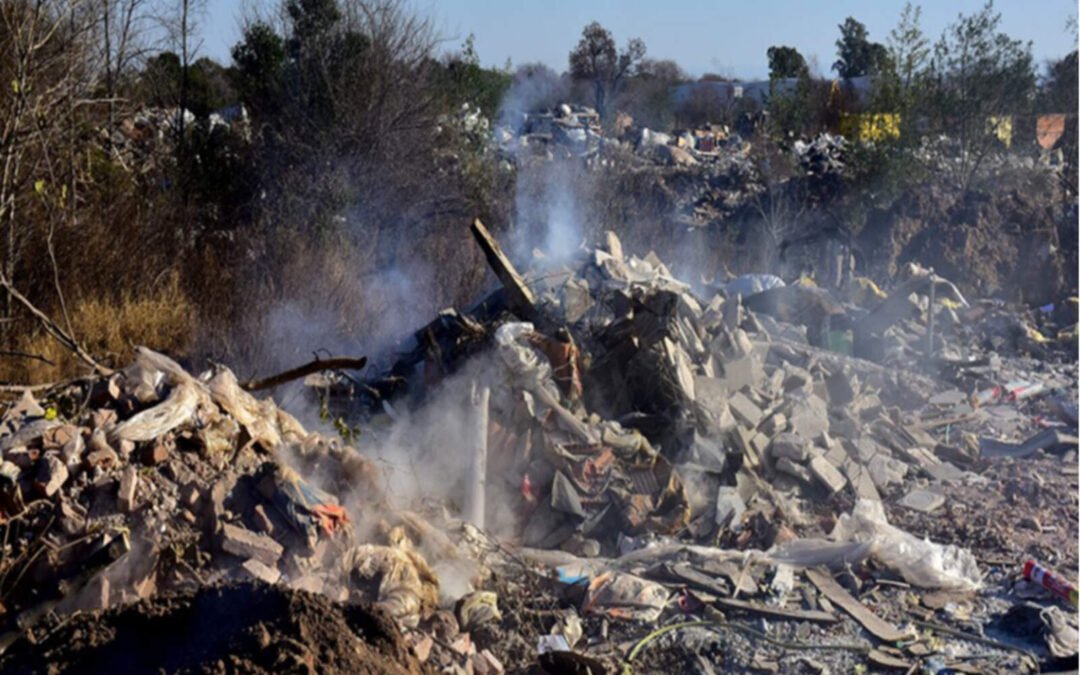 Denuncian a responsables por quema ilegal que provocó hedor en barrios de Córdoba