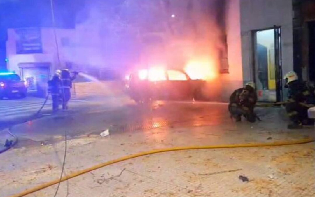 Tres delincuentes menores de edad robaron un auto y chocaron contra una casa