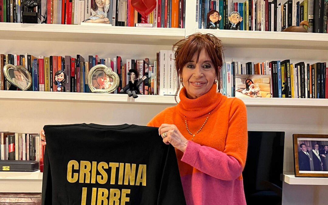 Polémica: Cristina Kirchner exhibe en su biblioteca el libro ‘¿Quién mató a Nisman?’