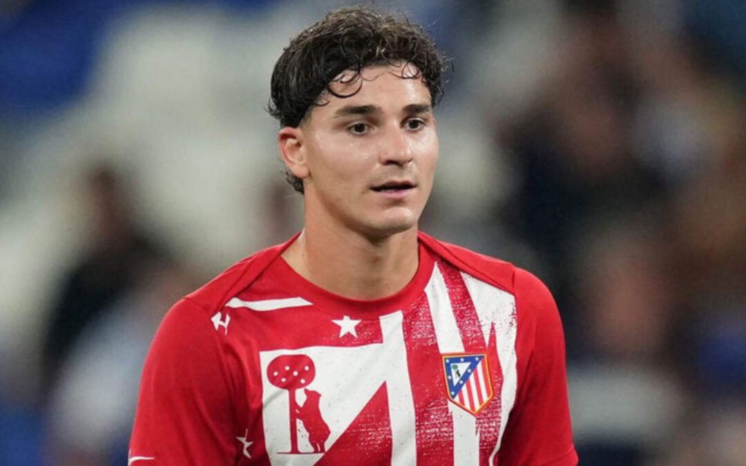 polemica:-el-entorno-de-julian-alvarez-cuestiona-su-paso-al-atletico-de-madrid