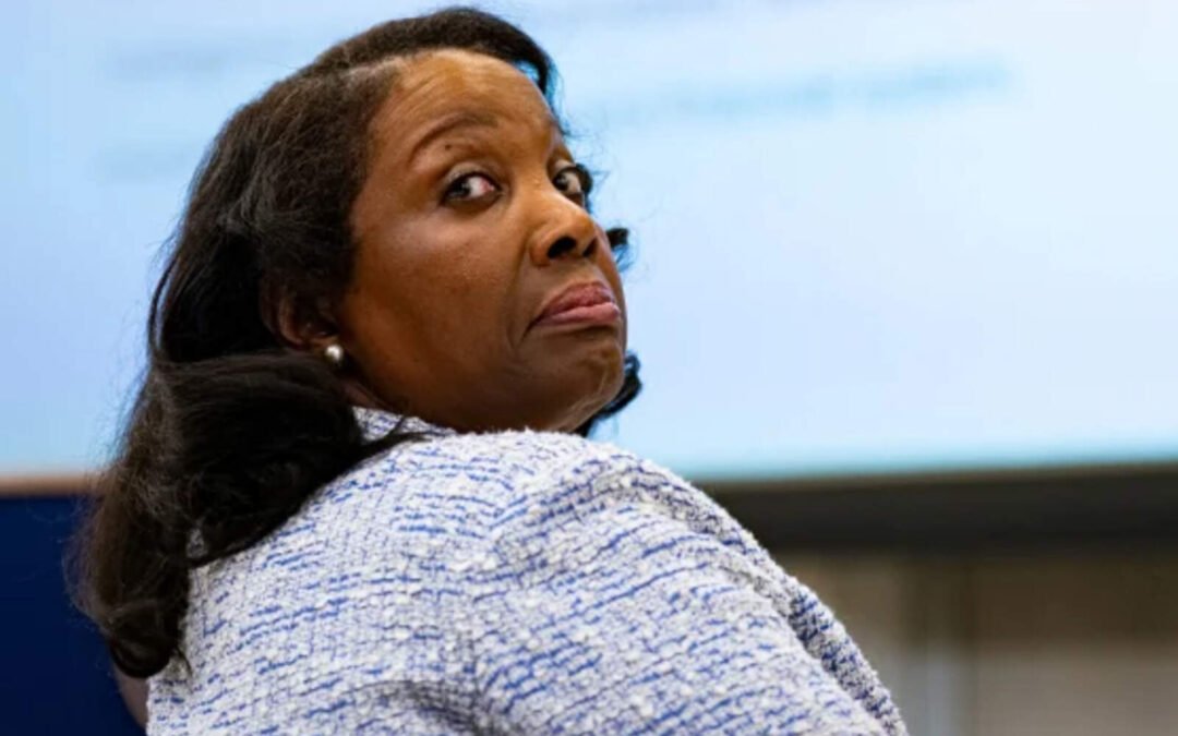 Trump pidió la renuncia de una gobernadora de la FED acusada de fraude hipotecario