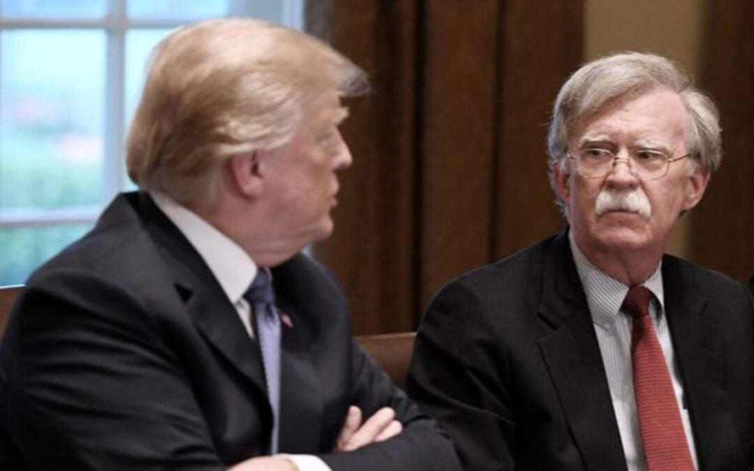 El FBI allanó el domicilio de John Bolton por poseer información clasificada