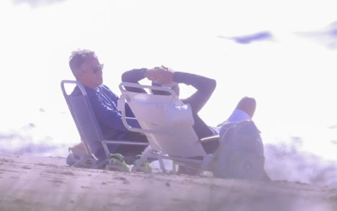 Expulsaron al ex secretario de Estado de Biden de una playa en Nueva York por desacato