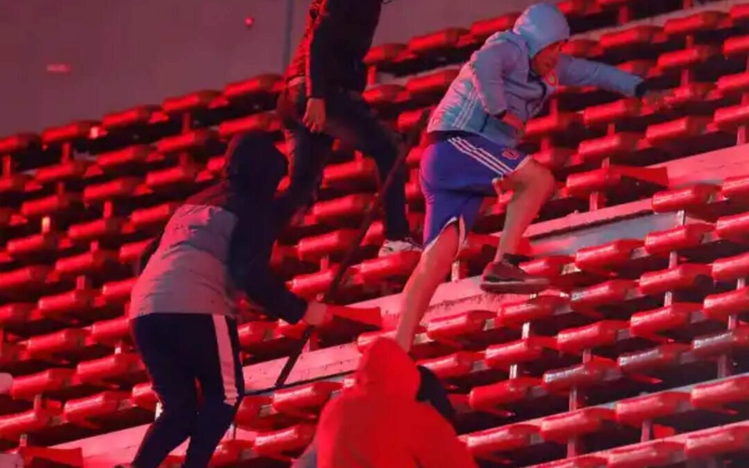 independiente-expulsara-a-25-barras-tras-los-graves-incidentes-con-u-de-chile