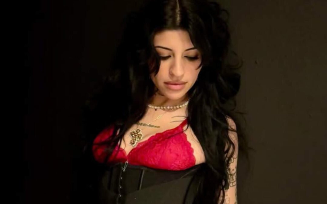 Cazzu sorprendió al anunciar su regreso a OnlyFans con una foto íntima