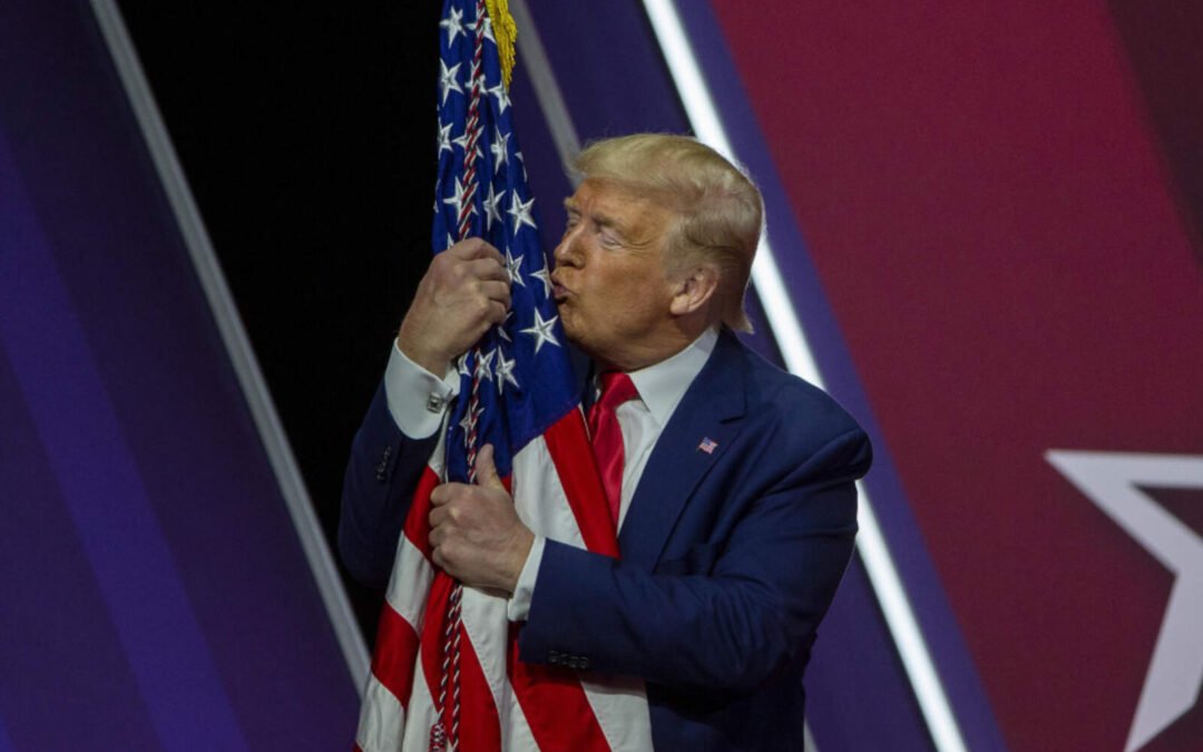Donald Trump firmó un decreto que criminaliza la quema de la bandera estadounidense