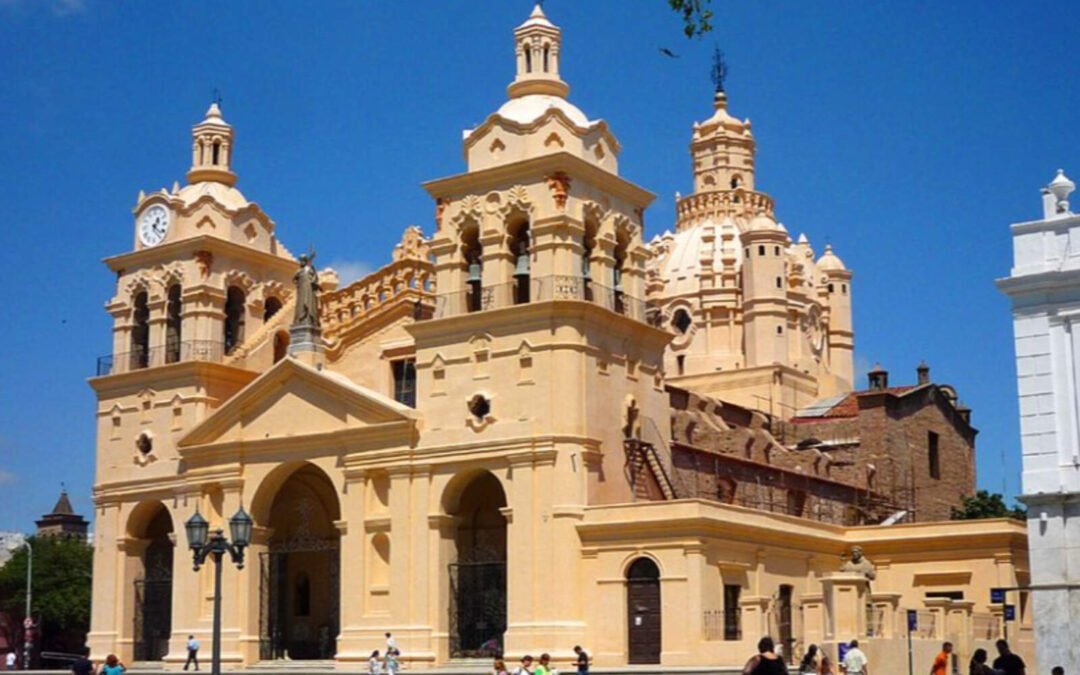 Amenaza de bomba en la Catedral de Córdoba generó evacuación y amplio operativo