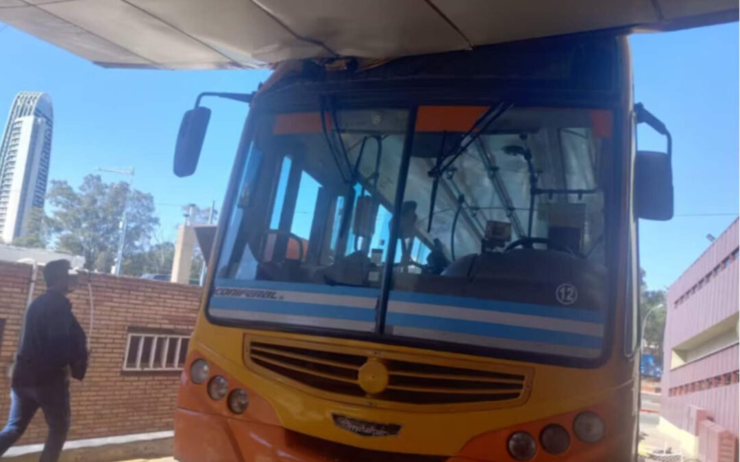 Colectivo de Coniferal embistió la guardia del Hospital de Urgencias en Córdoba