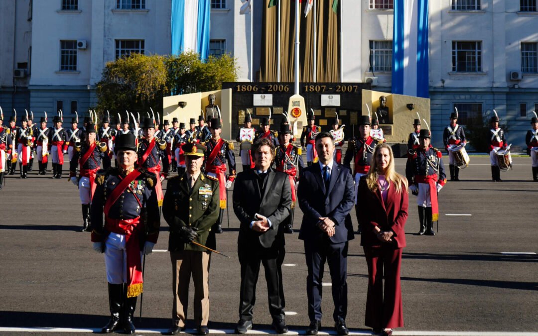 Javier Milei fue recibido con honores y condecorado en el ‘Regimiento de Infantería 1’