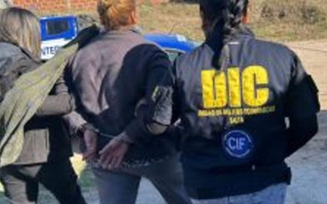 Córdoba: 2 mujeres fueron arrestadas y 5 presos imputados por estafas telefónicas