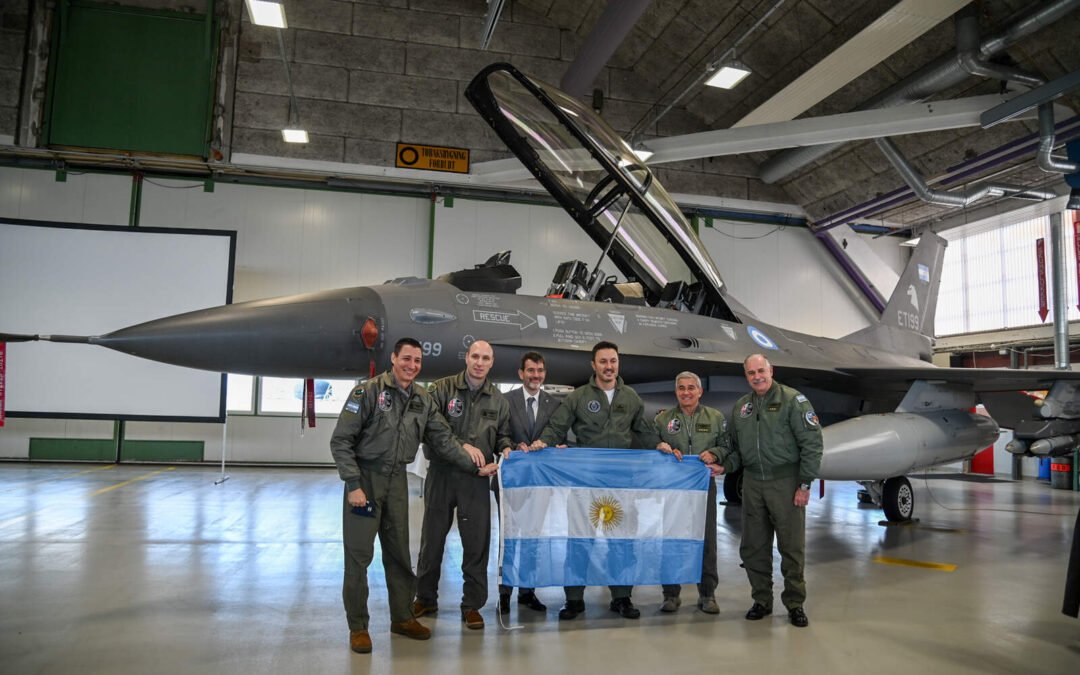 Cuatro de los primeros seis cazas F-16 llegarán al país volando con pilotos argentinos