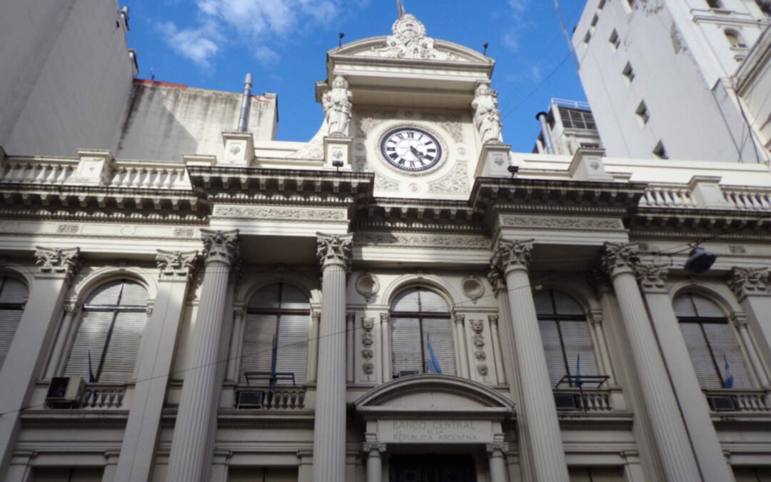 El Gobierno anuncia compras y ventas de dólares en el mercado libre