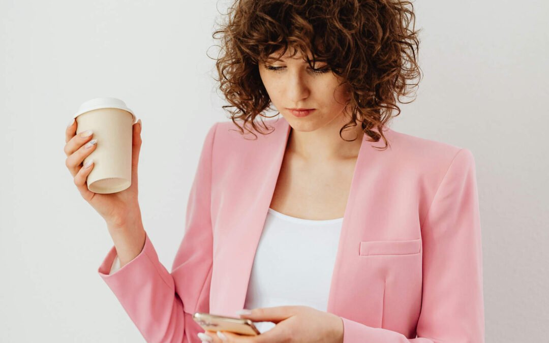 Qué significa que una persona siempre te clave el visto, según la psicología