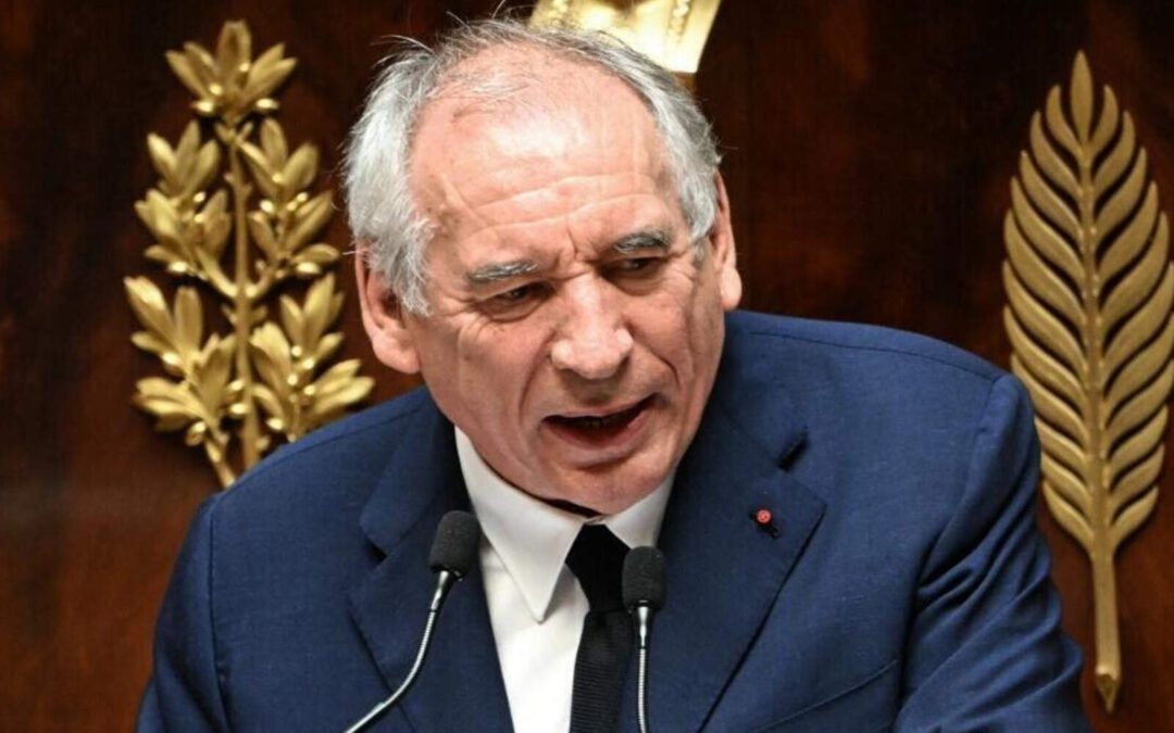 El Parlamento francés destituyó al primer ministro François Bayrou