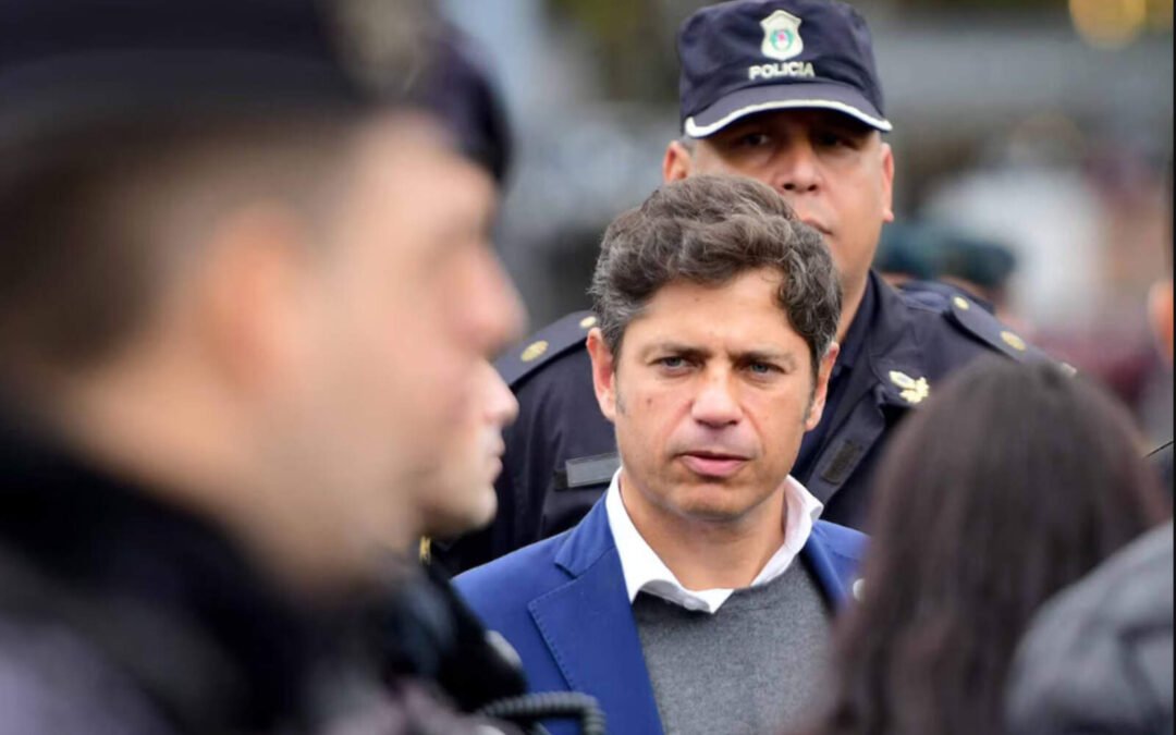 Denuncian que Kicillof mandó a policías a escuelas alejadas para que no puedan votar