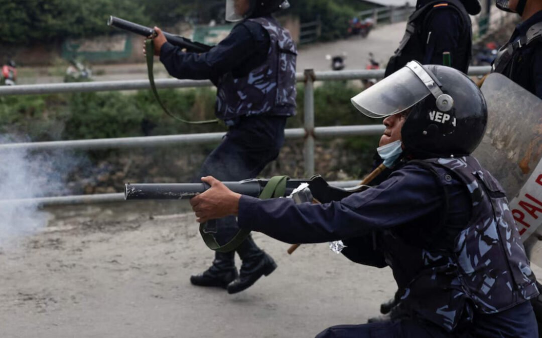 El gobierno de izquierda de Nepal cede y restablece redes sociales tras una masacre