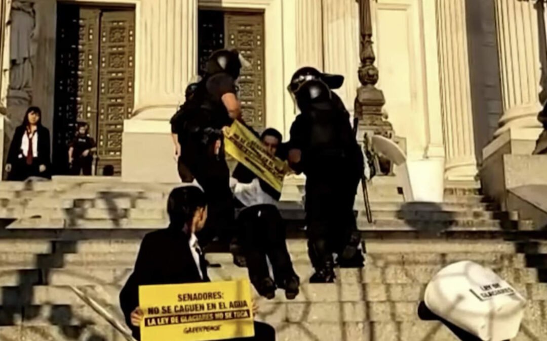 Detuvieron a 12 manifestantes de Greenpeace por saltar las rejas del Congreso a horas de la sesión en el Senado